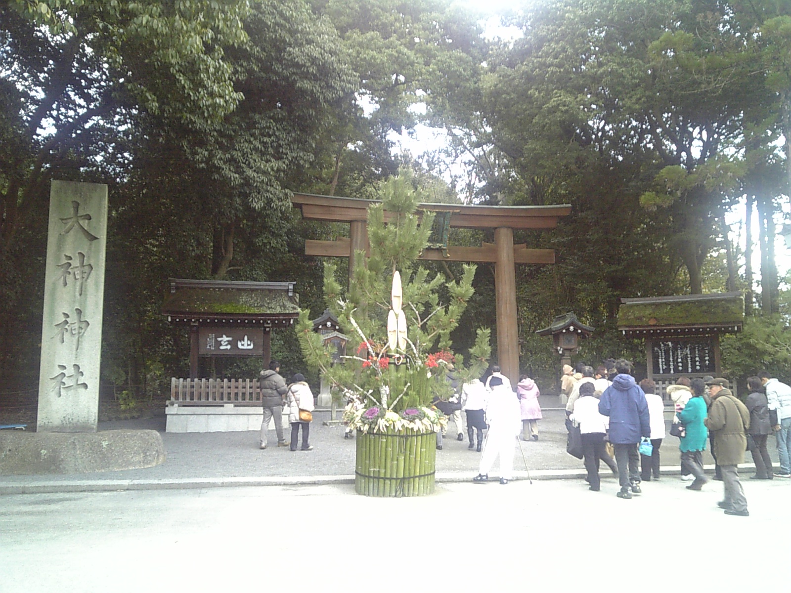 大神神社の鳥居の前で参拝する人々