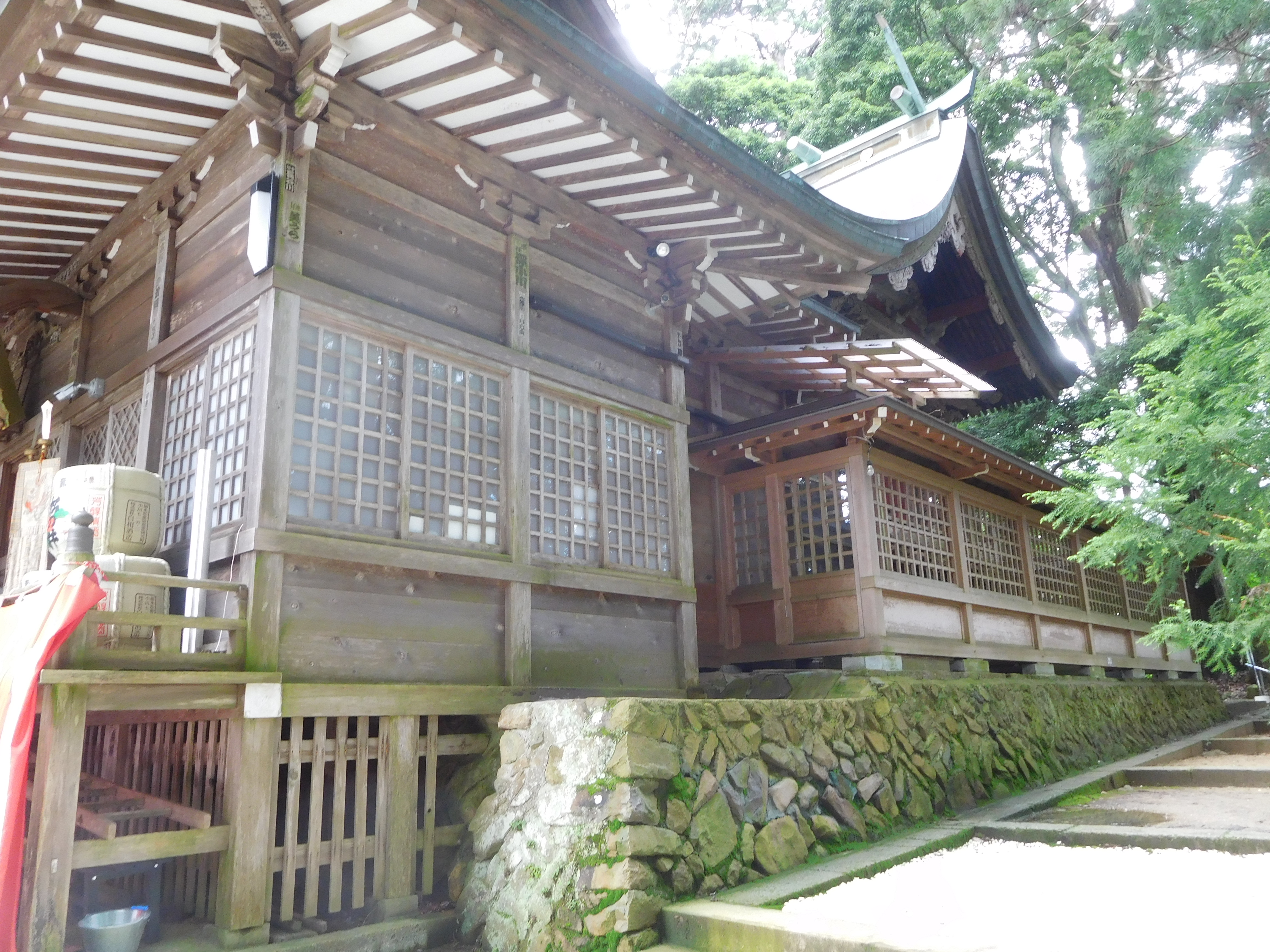 鷲子山上神社の本殿（奥）と拝殿（手前）