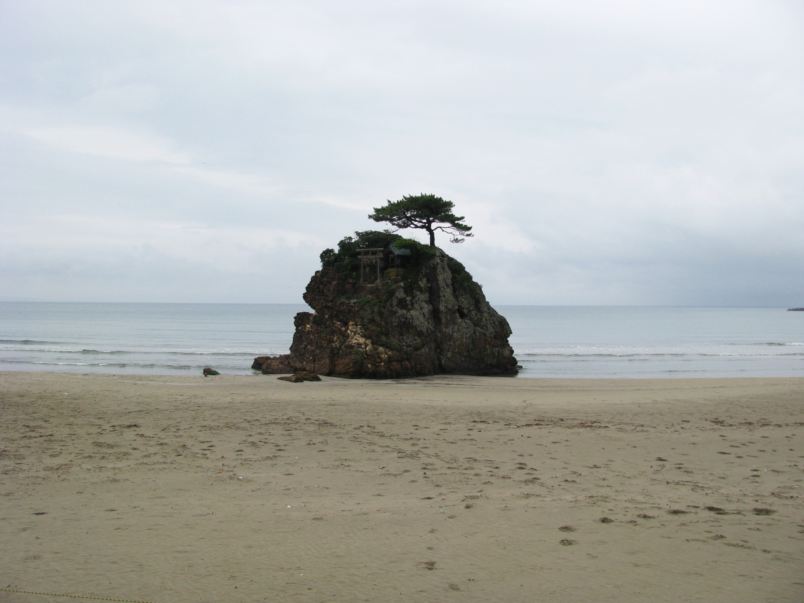 稲佐の浜に立つ弁天島。出雲の国譲り伝承と結びつけて語られる浜