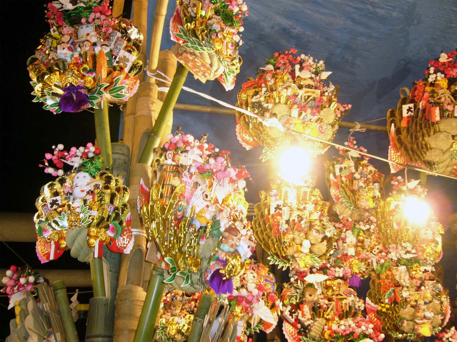 東京都府中市・大國魂神社の酉の市に並ぶ、色とりどりの縁起熊手（2009年）