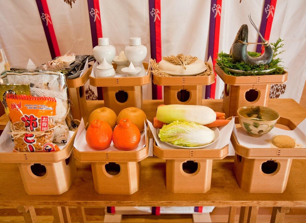 神社の祭典に供えられた米、魚、野菜、果物などの神饌
