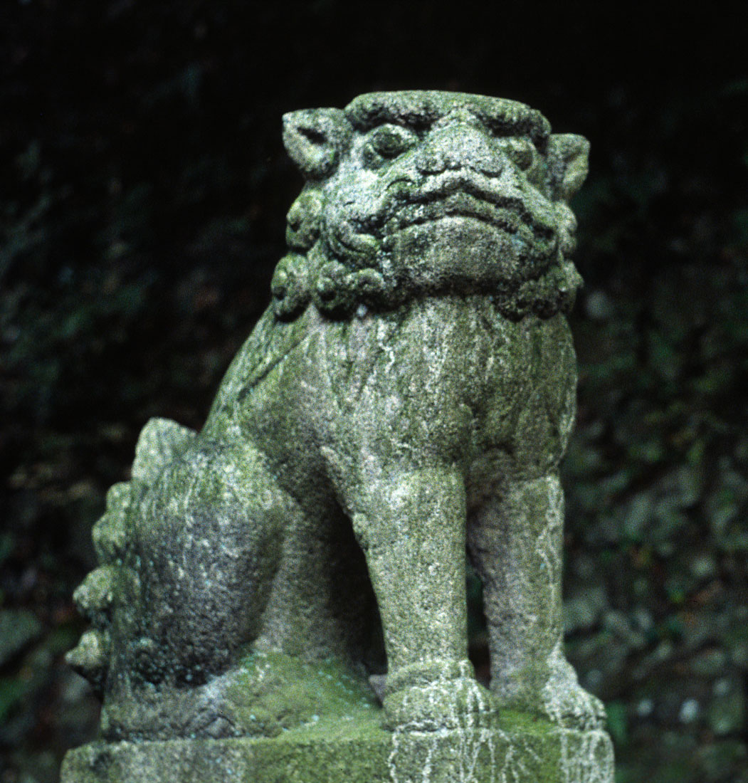 高尾山の神社に置かれた狛犬