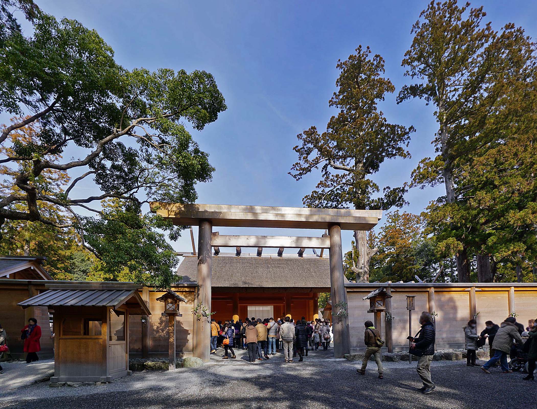 伊勢神宮外宮の鳥居と正宮