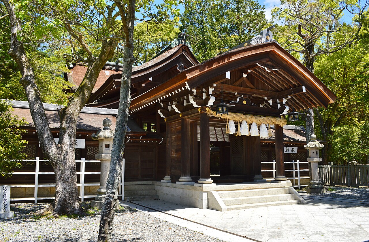 兵庫県の伊弉諾神宮の本殿。御祭神を知る記事のサムネイル。