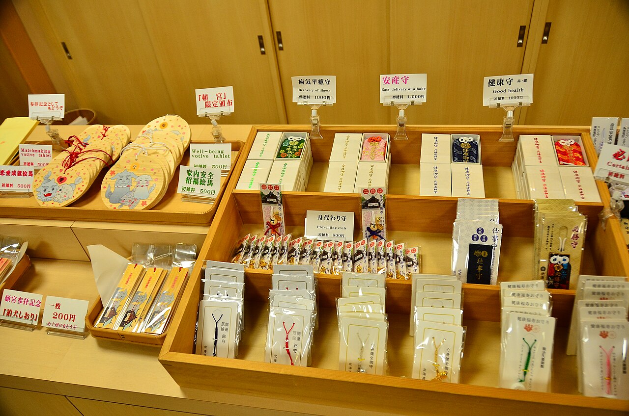 神社の授与所に並ぶさまざまなお守り