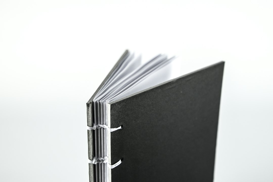 本づくりと紙をイメージした冊子