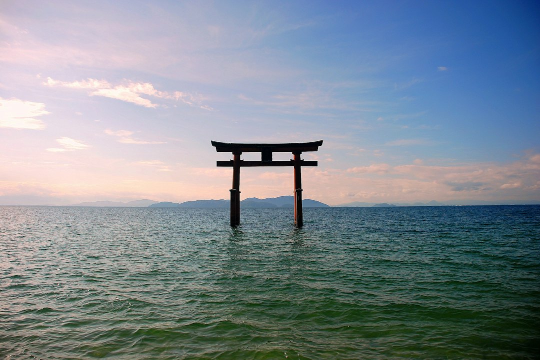 朝日の空と鳥居