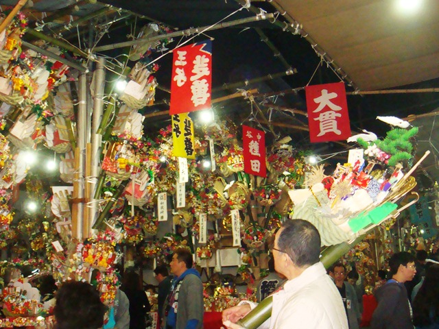 浅草の酉の市に並ぶ縁起熊手