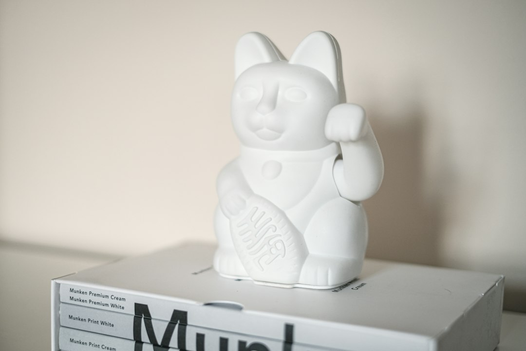 白い招き猫の置物