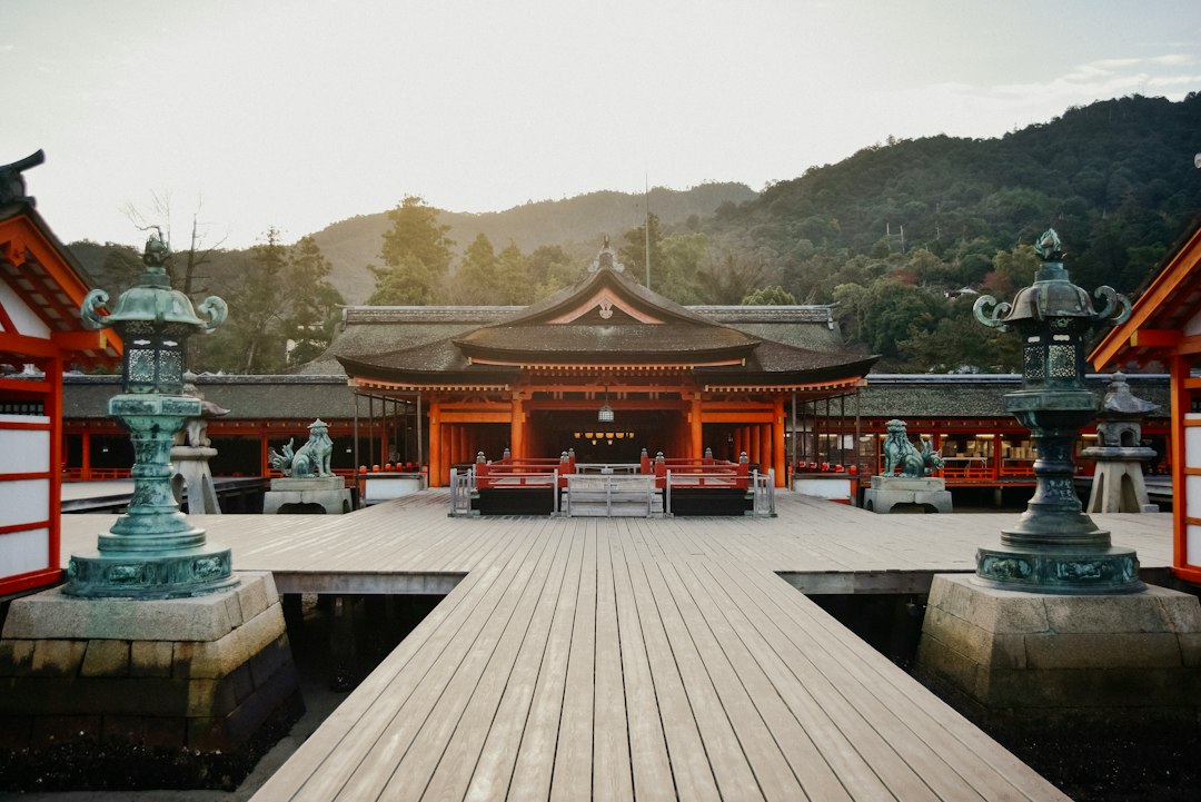 神社の境内の風景