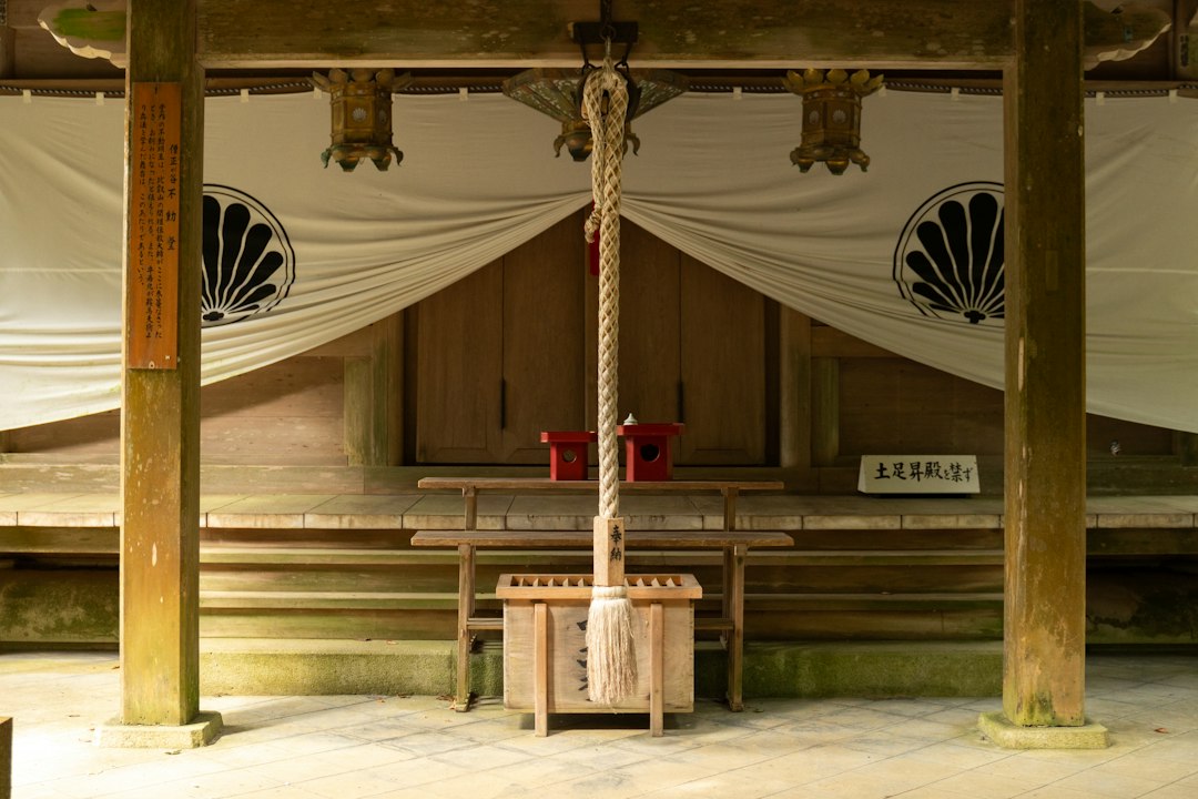神社のしめ縄と鈴がある祈りの空間