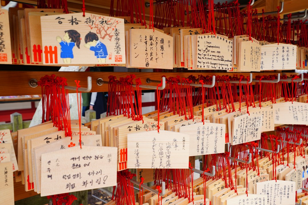 神社に奉納された木製の絵馬
