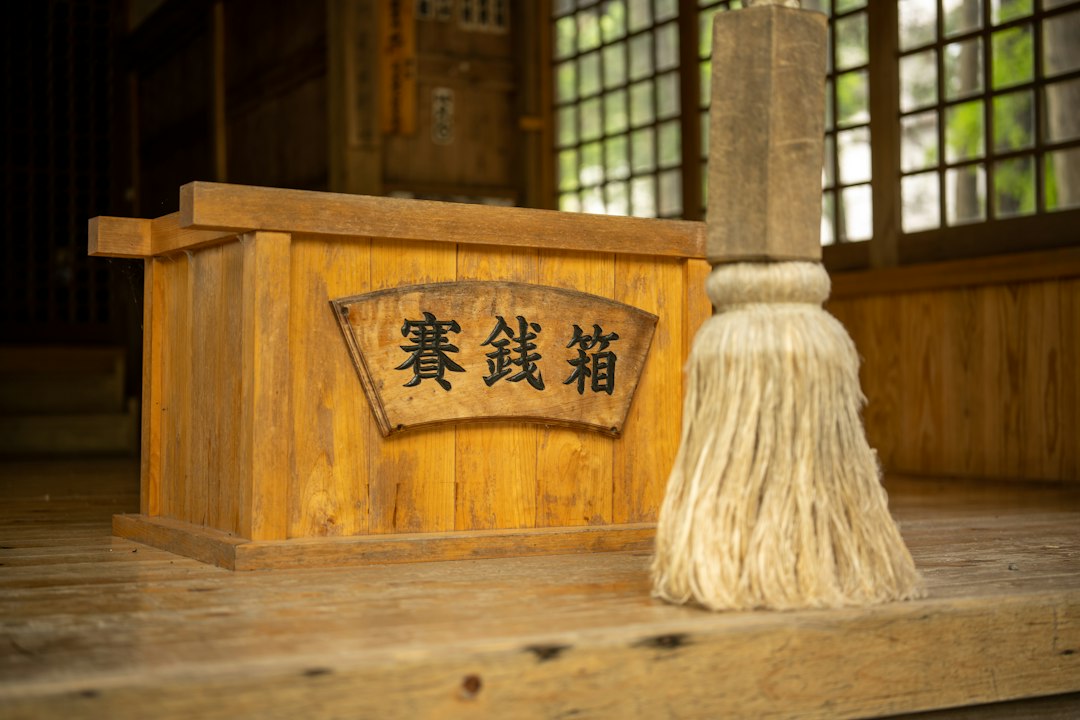 神社の木製の賽銭箱