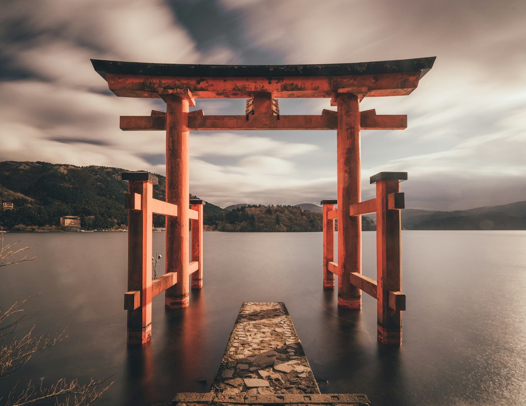 神社の鳥居と参道