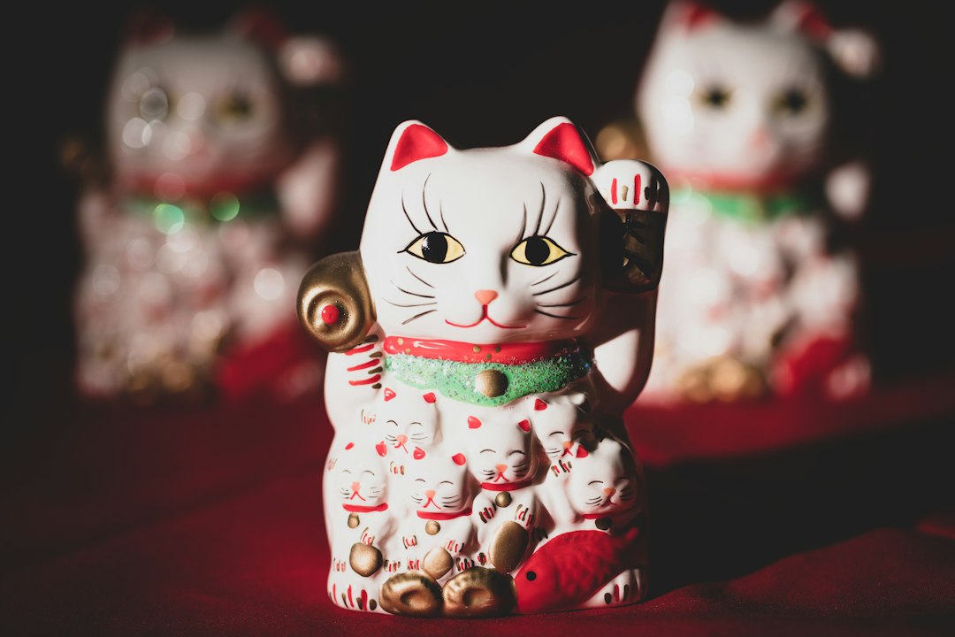 赤と白の招き猫